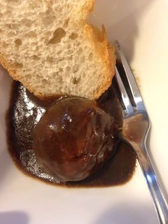 Una foto de Albóndigas de pollo en tinta
