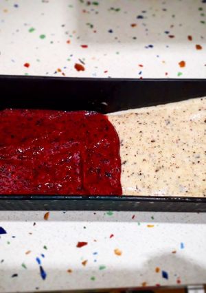 Una foto de Helado de plátano con virutas de chocolate y helado de arándanos