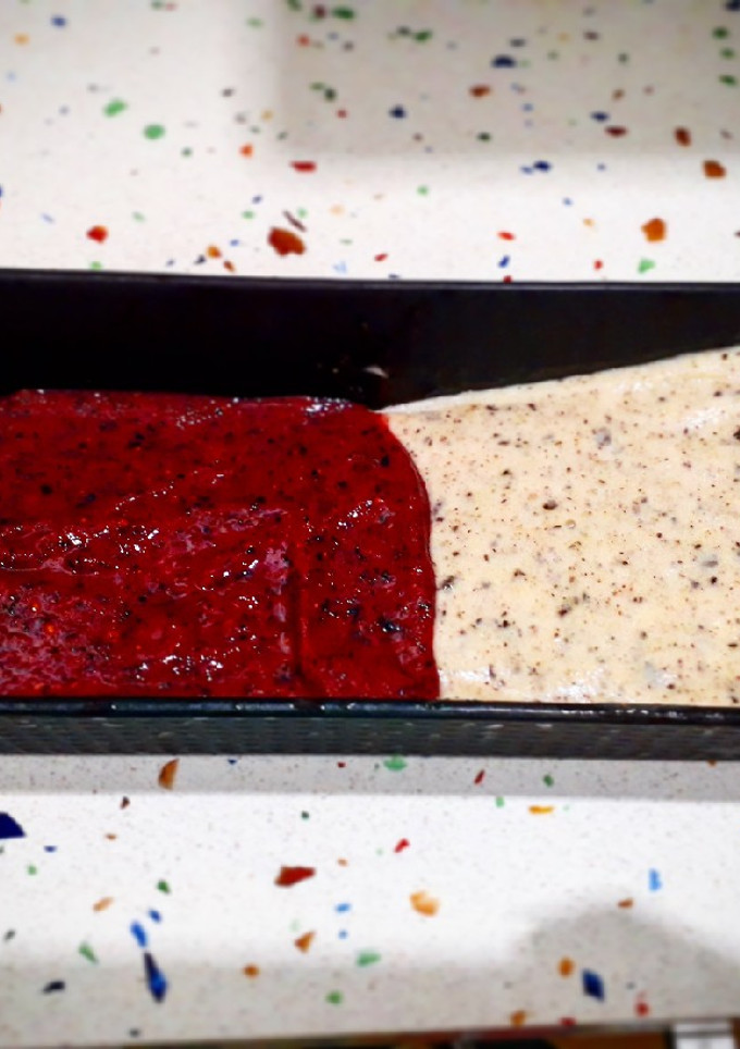 Una foto de Helado de plátano con virutas de chocolate y helado de arándanos