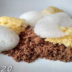 Una foto de Bizcocho de limón al sifón, tierra de cacao y aire de limonada