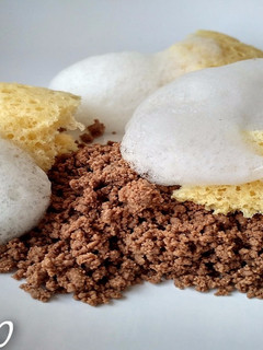 Una foto de Bizcocho de limón al sifón, tierra de cacao y aire de limonada