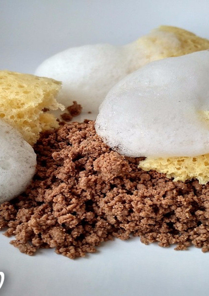 Una foto de Bizcocho de limón al sifón, tierra de cacao y aire de limonada