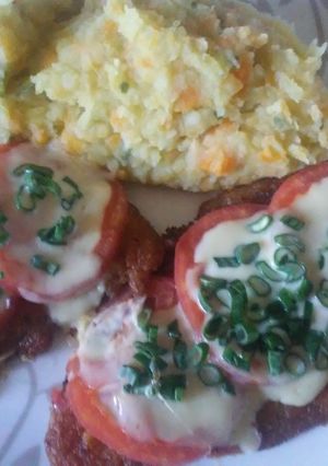 Una foto de Suprema de pollo napo, con verdeo y puré mixto rústico
