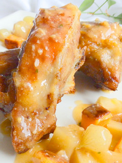 Una foto de Paletilla de cordero al horno con boniato y manzana