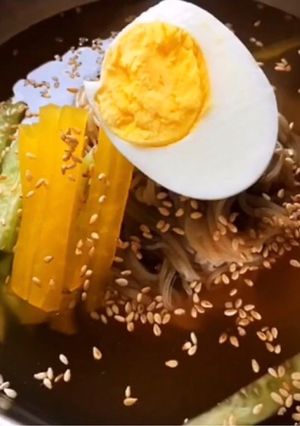 Hình của món Mì lạnh Hàn Quốc.