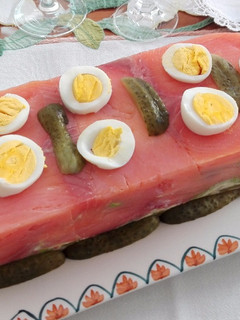 Una foto de Pastel de salmón ahumado con ensaladilla