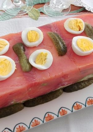 Una foto de Pastel de salmón ahumado con ensaladilla