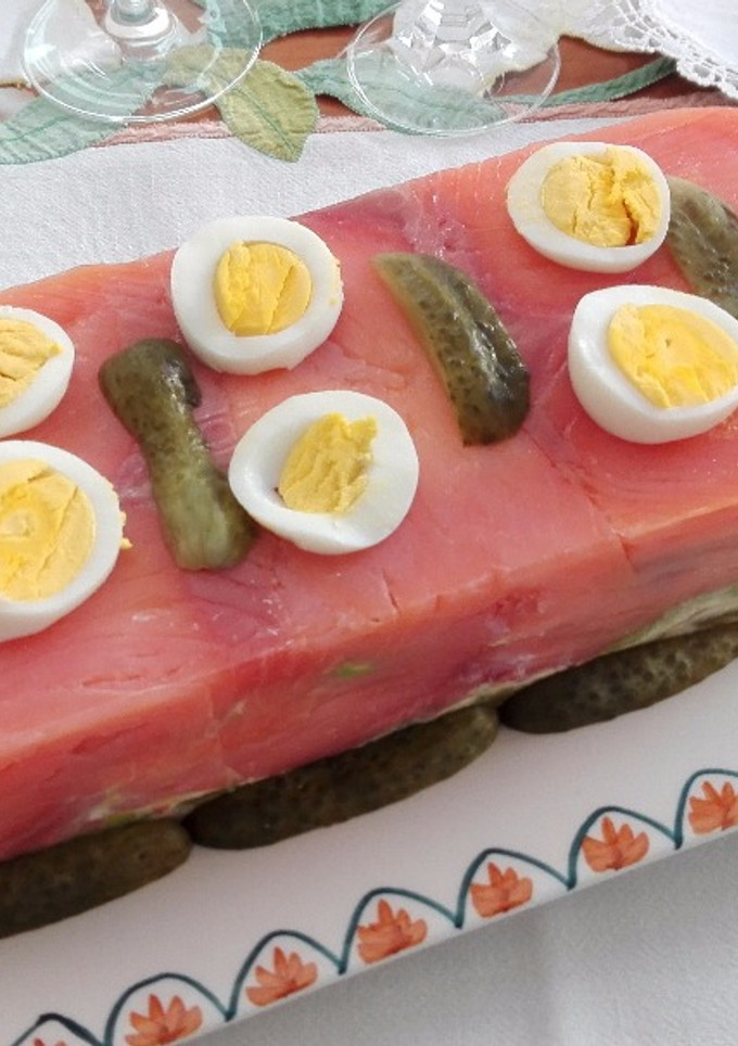 Una foto de Pastel de salmón ahumado con ensaladilla