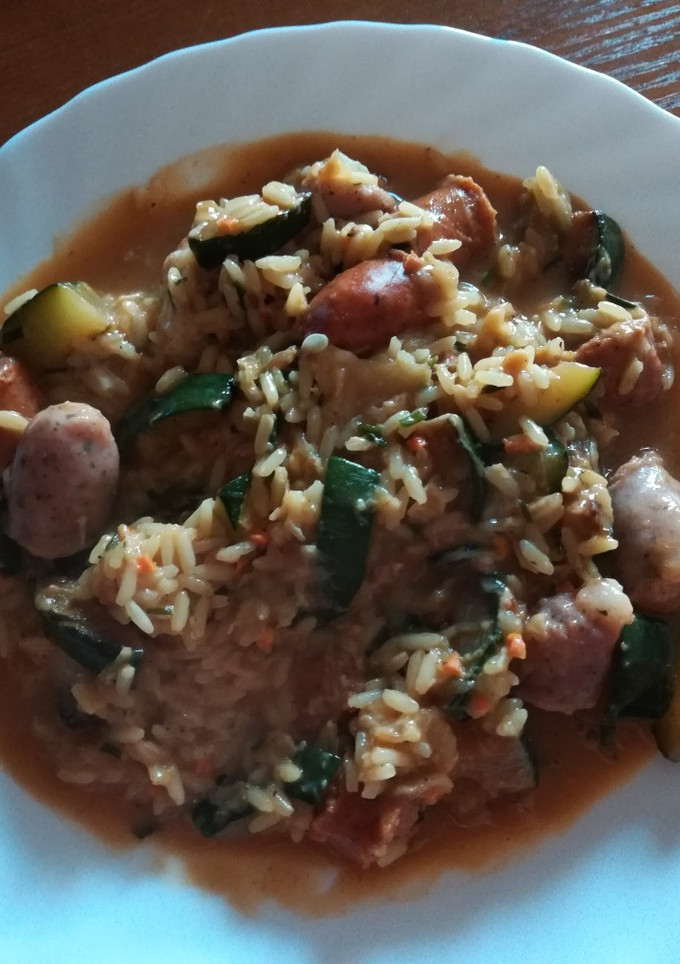 Una foto de Arroz con salchichas