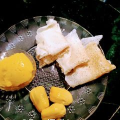 A picture of Panasa rasa o' Saru chakuli (Ripe kathal juice & thin pancakes).