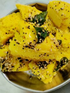 खमण ढोकळा (khaman dhokla recipe in marathi) रेसिपी चे मुख्य फोटो