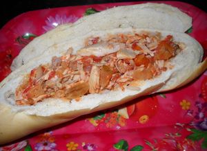 Una foto de Panini relleno con pollo a la portuguesa