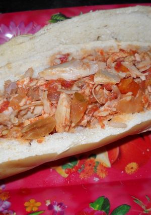 Una foto de Panini relleno con pollo a la portuguesa