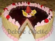 Una foto de fresas con mousse de yogurt
