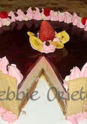 Una foto de Mousse tricolor con gelee de frambuesa! 💋 con todo comprado 😍