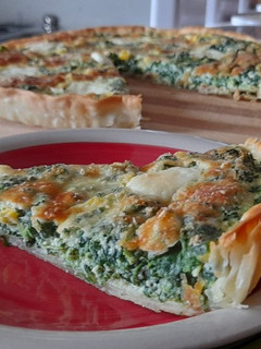 Una foto de Quiche de espinacas, choclo y mozzarella