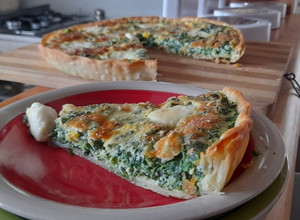 Una foto de Quiche de espinacas, choclo y mozzarella