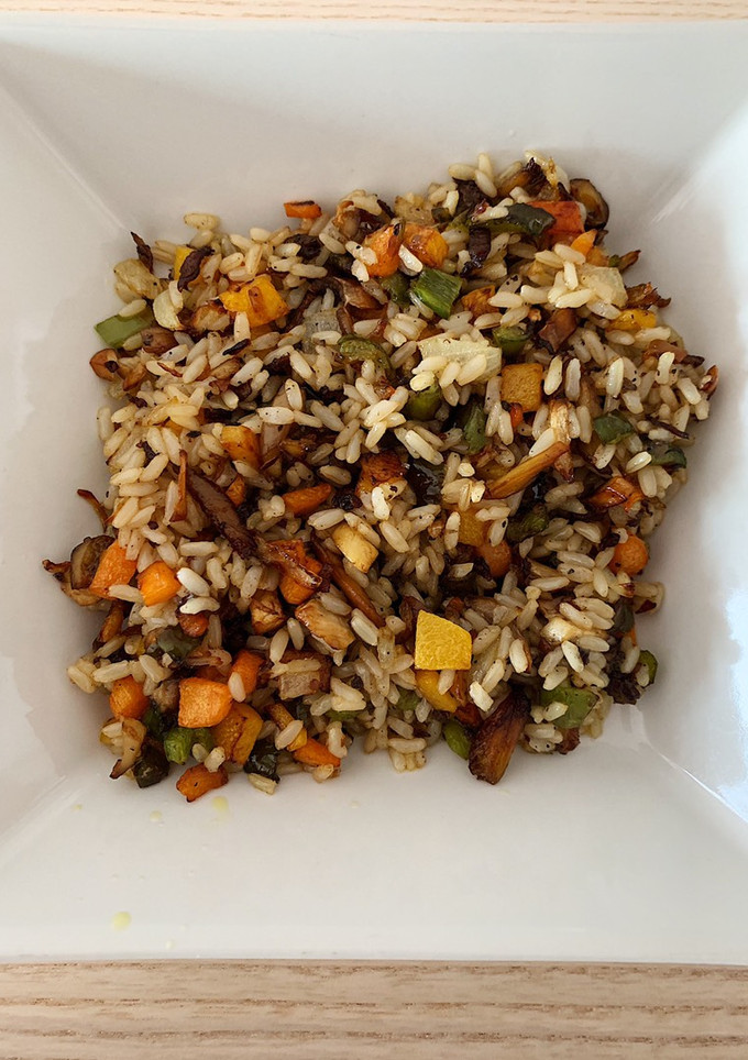 Una foto de Arroz con verduras, setas y salsa de trufa