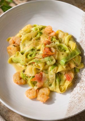Una foto de Espaguetis de calabacín con gambas