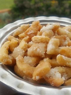 मीठी मठरी(Meethi mathri recipe in Hindi) रेसिपी मुख्य फोटो