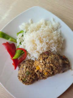 Una foto de Croquetas de jurel con verduras acompañadas de arroz y morrón