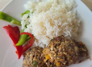 Una foto de Croquetas de jurel con verduras acompañadas de arroz y morrón