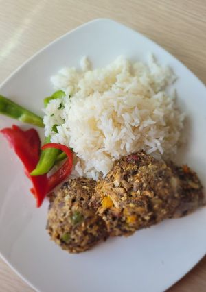 Una foto de Croquetas de jurel con verduras acompañadas de arroz y morrón
