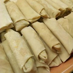 A picture of How to fold spring rolls.