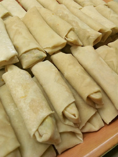 A picture of How to fold spring rolls.