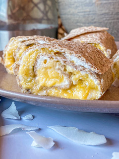 Una foto de Rollitos de mango y coco