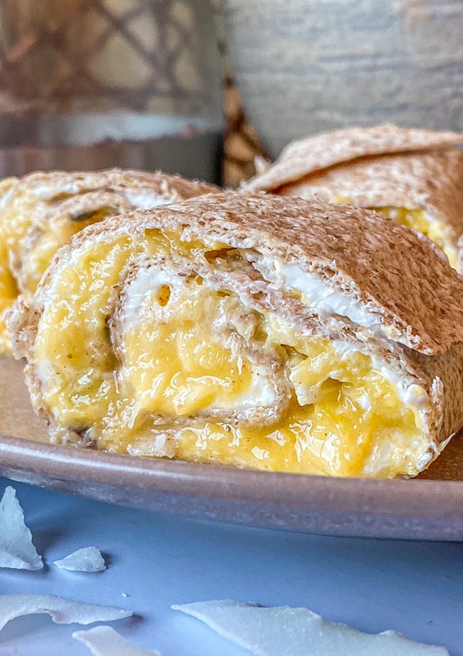 Una foto de Rollitos de mango y coco