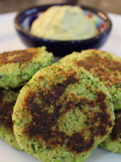 Una foto de BOCADITOS DE QUINOA Y BRÓCOLI CON DIP DE ARVEJAS (SIN TACC)