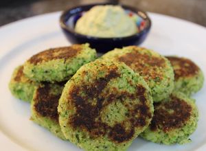 Una foto de BOCADITOS DE QUINOA Y BRÓCOLI CON DIP DE ARVEJAS (SIN TACC)