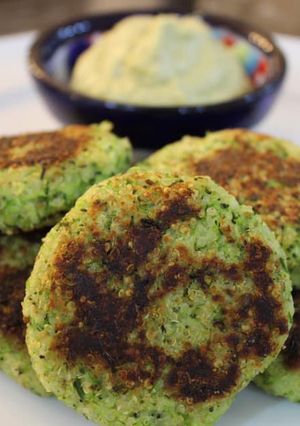 Una foto de BOCADITOS DE QUINOA Y BRÓCOLI CON DIP DE ARVEJAS (SIN TACC)