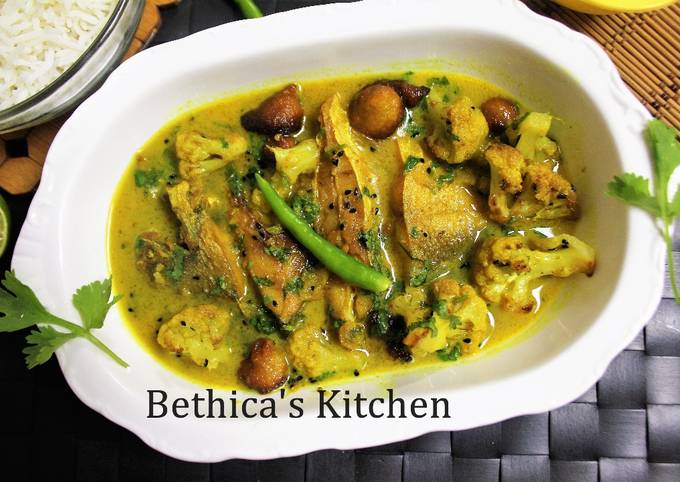 Pomfret Macher Jhol (Pomfret Fish Curry - Bengali Style)