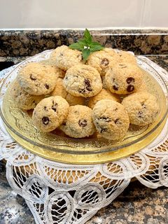 Una foto de Galletitas blandas de coco y pepitas de chocolate