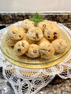 Una foto de Galletitas blandas de coco y pepitas de chocolate