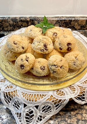 Una foto de Galletitas blandas de coco y pepitas de chocolate