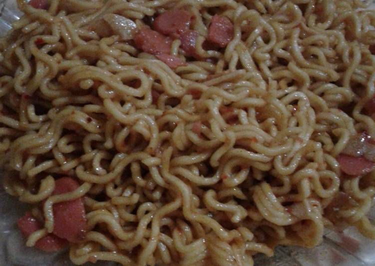 Cara Gampang Menyiapkan Mi goreng sosis pedas, Enak