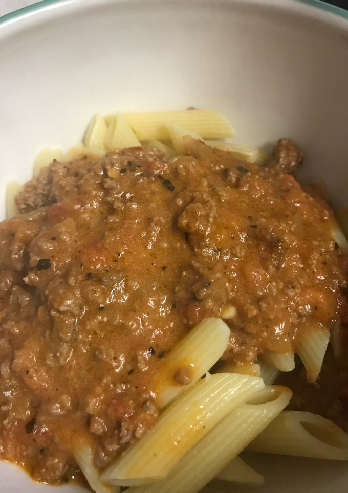 A picture of Vodka sauce with beef and bacon.