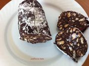 Una foto de salami de chocolate con nuez
