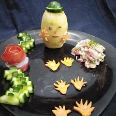 A picture of My grip on potato salad.
