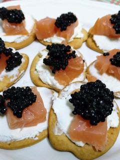 Foto principal de Canapés de salmón ahumado y huevas de anchoa sobre queso crema