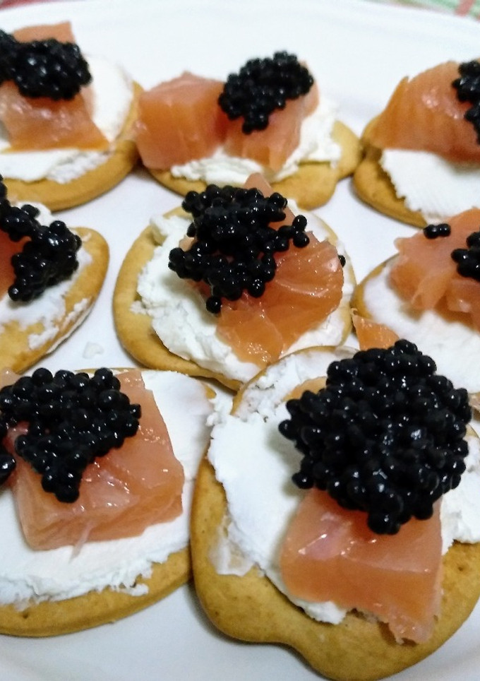 Una foto de Canapés de salmón ahumado y huevas de anchoa sobre queso crema