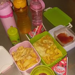 A picture of Irish Potatoes Chips, Omelet and Ketchup.