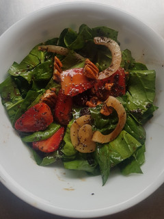 Una foto de Ensalada de espinacas y fresa con aderezo de poppy seed