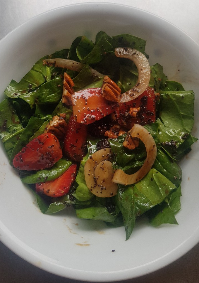 Una foto de Ensalada de espinacas y fresa con aderezo de poppy seed