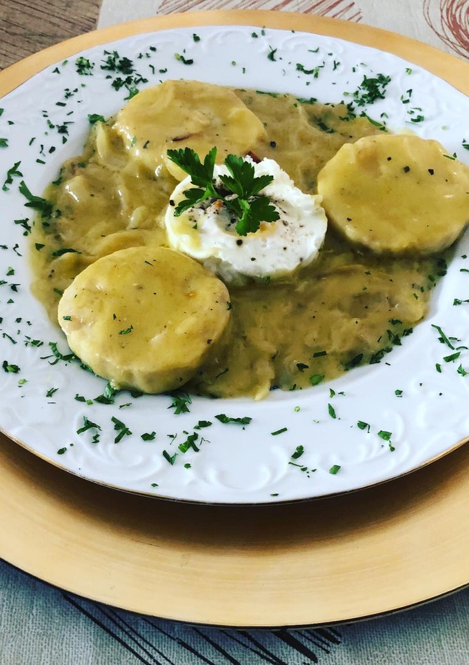 Una foto de Medallones de merluza encebollados