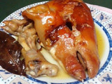 Cabeza y patucos de cochinillo