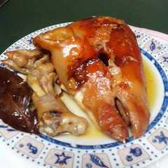Una foto de Cabeza y patucos de cochinillo